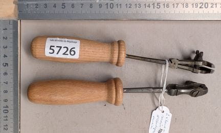 2 Petits étaux à main d'horloger anciens - Dimensi