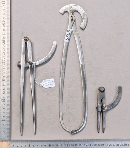 Trois compas anciens estampillés - Dimensions et é