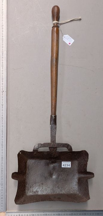 Ancienne lèche fritte en tôle - Dimensions et état