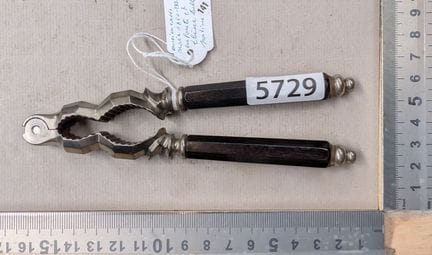 Un ancien casse-noix, 1850-1900, en fonte et ébène