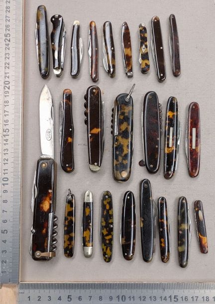 Lot de 23 canifs anciens en écaille  - Dimensions 
