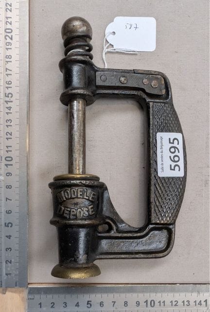 Bouchonneuse manuelle ancienne en fonte - 1920 - D