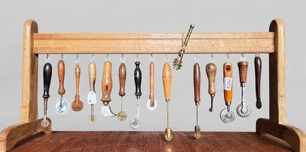 15 outils de cordonnier bourrelier sur le socle en