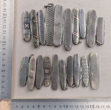 Lot de 20 canifs anciens , métal guilloché ou nick