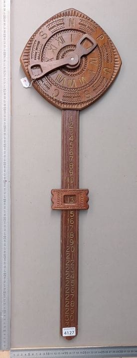 Ancien calendrier en bois - Dimensions et état voi
