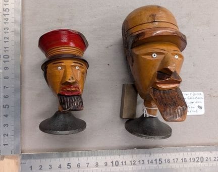 2 têtes figuratives en bois pour parfum sur socle 