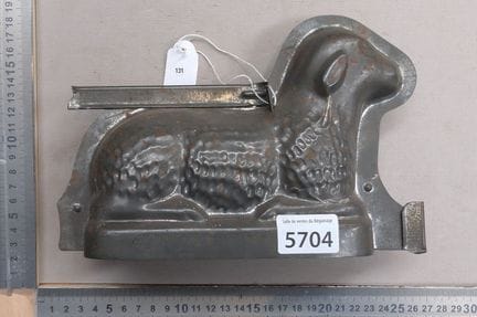 Eine alte Lammform aus Metall – Maße und Zustand s