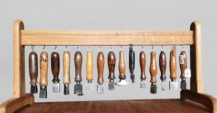 15 outils de cordonnier bourrelier sur le socle en