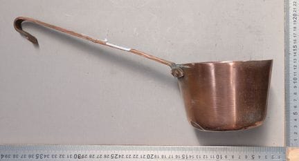 petit poêlon ancien cuivre avec manche riveté forg