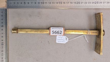 Un ancien marteau à sucre en laiton - Dimensions e