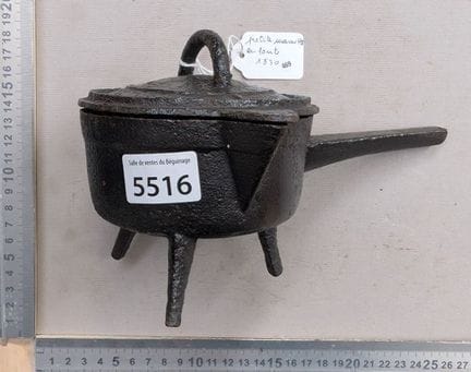 Une petite marmite en fonte 1830 - Dimensions et é
