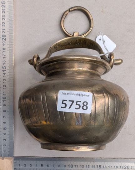 Rare petite marmite en bronze XVII ème avec pignée