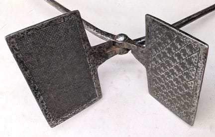 Ancien fer à gaufre et gaufrette - Dimensions et é