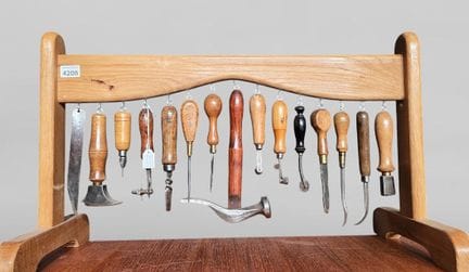 15 outils de cordonnier bourrelier sur le socle en