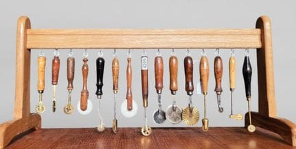15 outils de cordonnier bourrelier sur le socle en