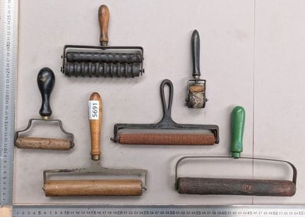 6 anciens rouleaux et outils d'imprimerie - Dimens