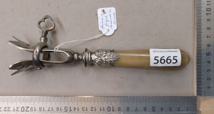 Ancienne pince à gigot , manche en corne - Dimensi