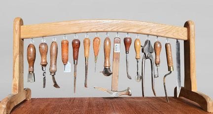 15 outils de cordonnier bourrelier sur le socle en