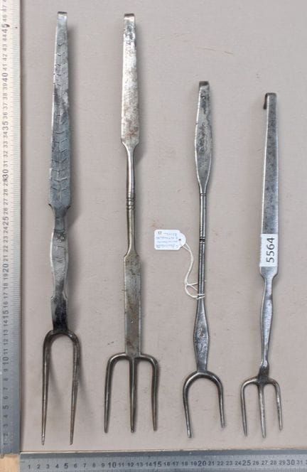 4 Fourchettes de rôtisseur XVIIIème  dont 2 estamp