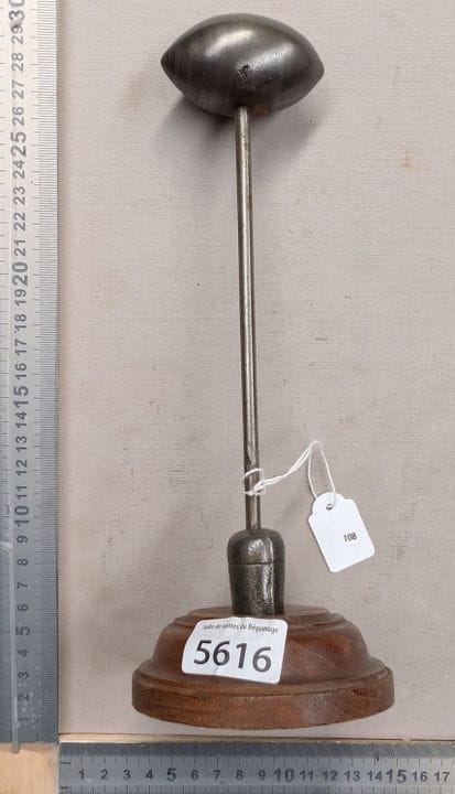 Ancien petit fer à repasser de modiste sur pied en