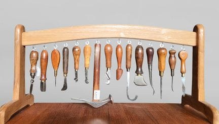 15 outils de cordonnier bourrelier sur le socle en