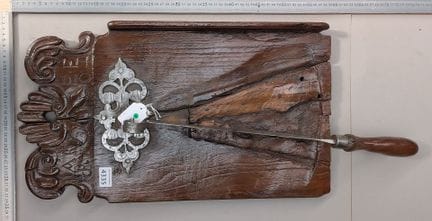 1 ancien trancheur à pain en bois acier 1704 - Dim