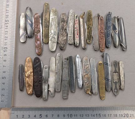Lot de 30 petits couteaux anciens décor repoussé 1