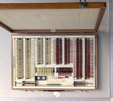 1 très beau coffret d'ophtalmo avec 226 échantillo
