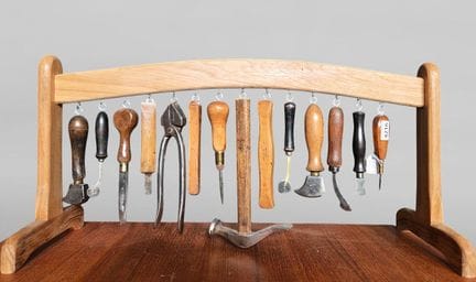 15 outils de cordonnier bourrelier sur le socle en