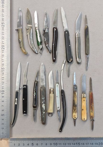 Lot de 18 canifs anciens français et européens 190