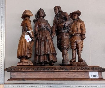 Ensemble de 4 sculptures en bois personnages costu