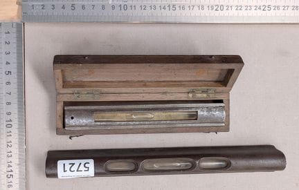 2 Niveaux anciens en fonte - Dimensions et état vo