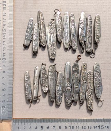 Lot de 20 canifs anciens de femme, métal argenté 1