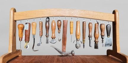 15 outils de cordonnier bourrelier sur le socle en