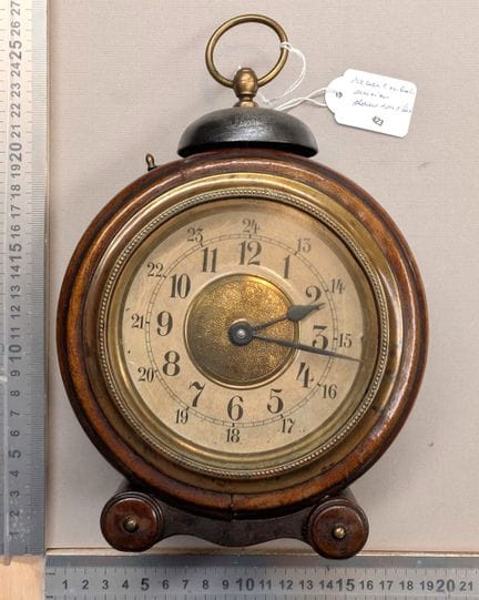 Ancien réveil en bois dans son état - Dimensions e