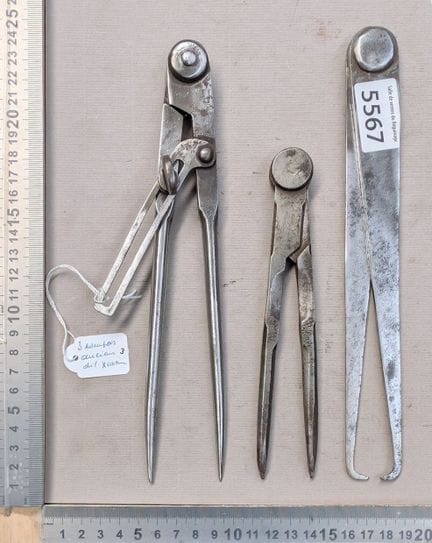 Trois compas anciens estampillés - Dimensions et é