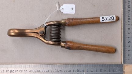 Ancienne pince en bronze pour électricité , manche