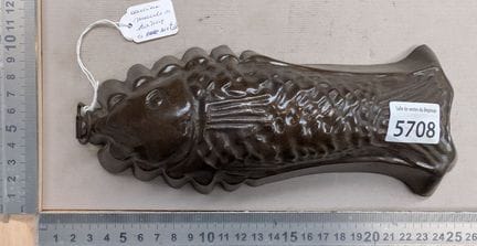 Un ancien moule à poisson en métal - Dimensions et