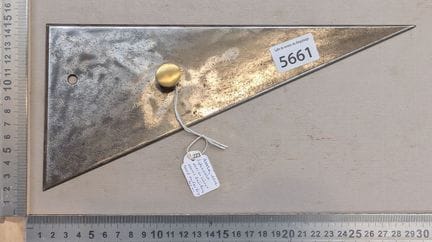 Rare une équerre ancienne avec bouton en laiton XI