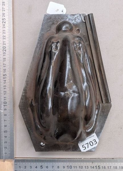 Alte Hühnerform aus Metall – Maße und Zustand sieh