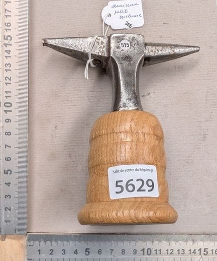 Ancienne petite enclume sur socle en bois - Dimens