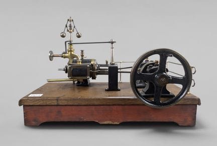 Ancienne machine à vapeur sur socle en bois - 50 x