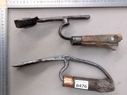 2 anciens boutoir de maréchal ferrant dans leur ét