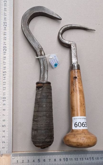 2 hooks, 1 wooden handle, and 1 leather-ring handl