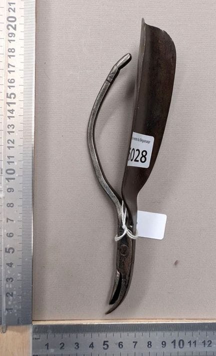 1 ancien chausse pied XVIIIème en fer forgé - Dime