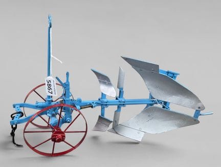 une maquette de charrue ancienne - 40 cm - état vo