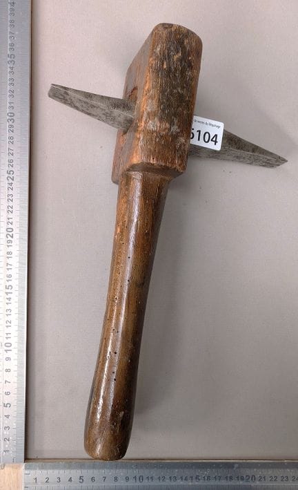1 ancien marteau pour rebattre les meules de mouli