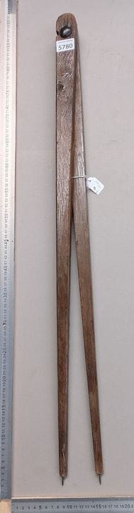 Un ancien compas en bois, pointe en acier + vis ar