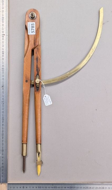 Très beau compas en bois et laiton 40 cm - Dimensi