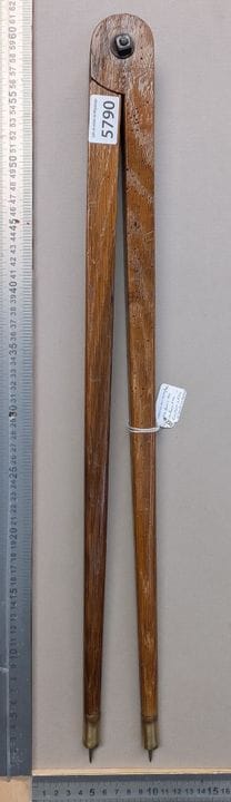 Un ancien compas en bois , les embouts en laiton +